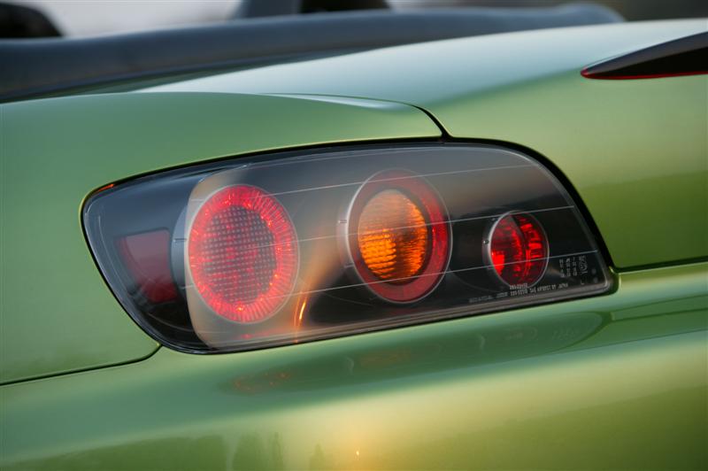 03_S2000_detail_rearlight_2004 (Medium).jpg