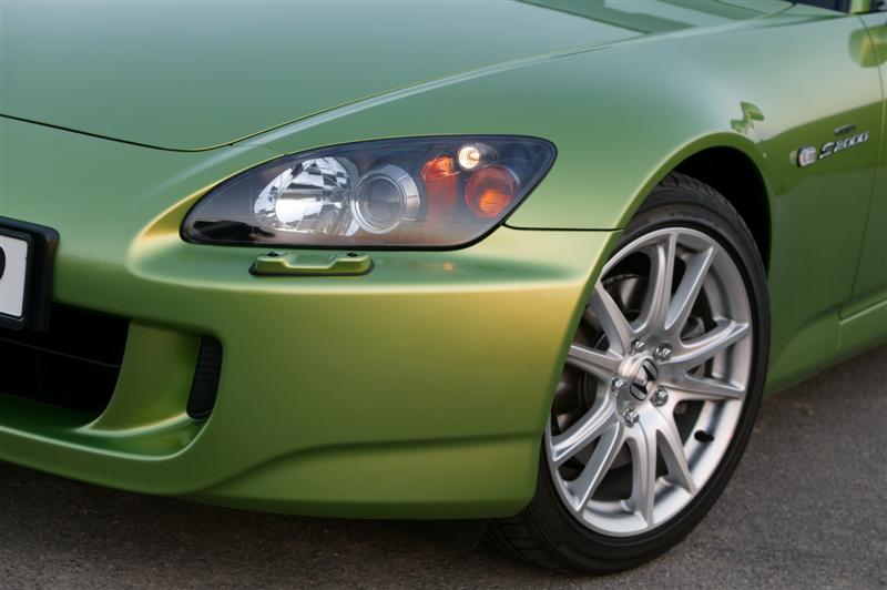 04_S2000_detail_headlight_l_2004 (Medium).jpg