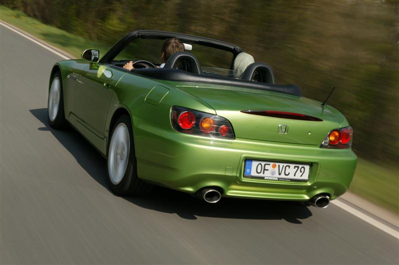 11_S2000_dyn_rear_open_2004 (Medium).jpg