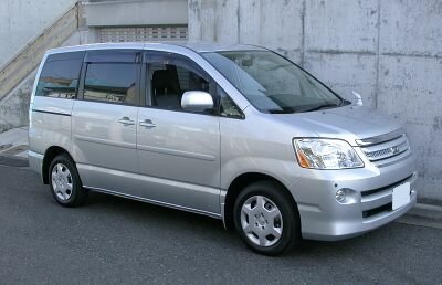 Toyota_Noah_2005_model.jpg