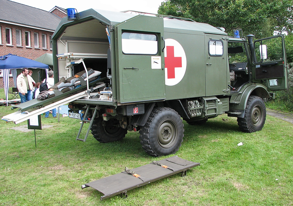 Unimog_Sanitaeter.jpg